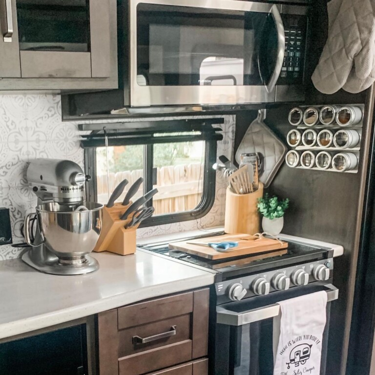 Picture of 31 Clever Tiny Rental Organization Hacks - Craftsy Hacks