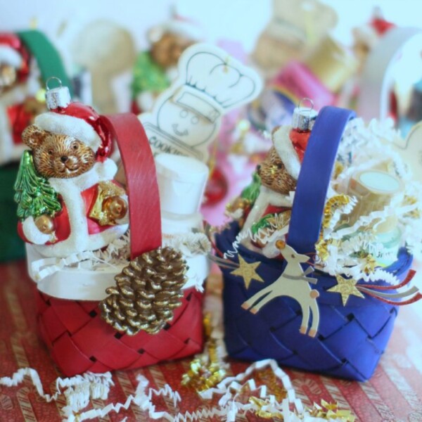 51 Christmas Basket Ideas for Friends and Family - Craftsy Hacks