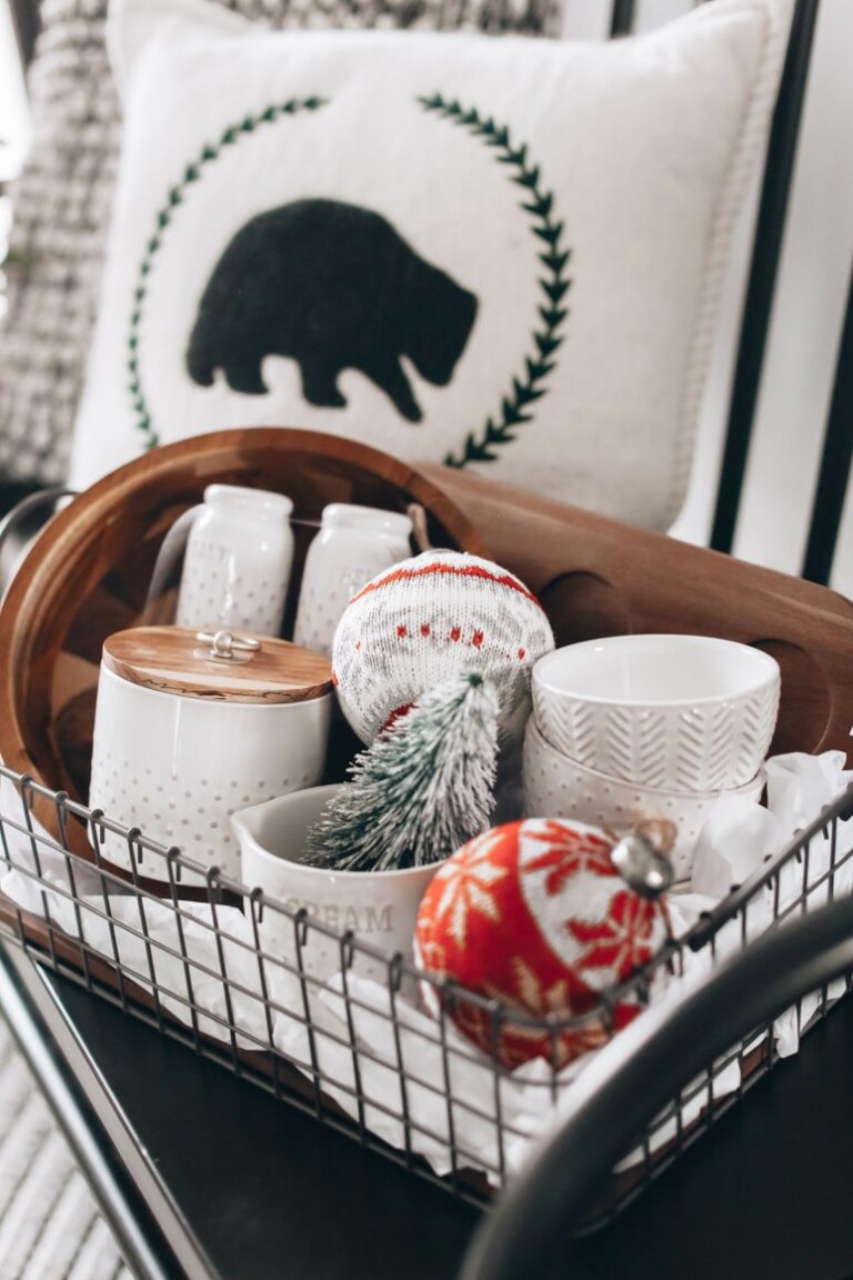 51 Christmas Basket Ideas for Friends and Family - Craftsy Hacks