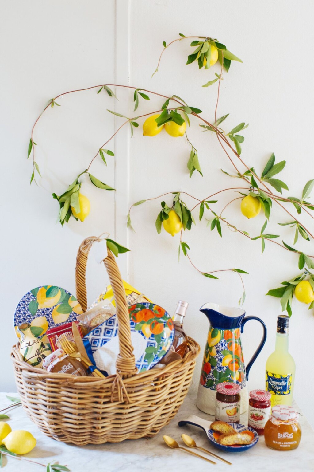 51 Christmas Basket Ideas for Friends and Family - Craftsy Hacks