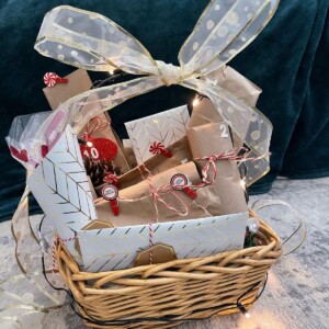 51 Christmas Basket Ideas for Friends and Family - Craftsy Hacks