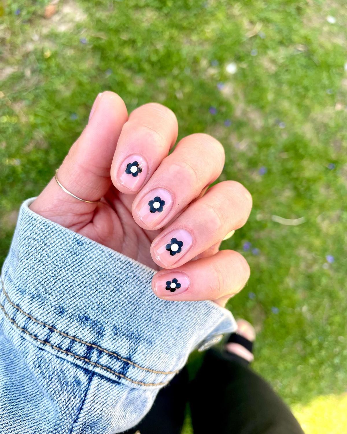 small black flower nails