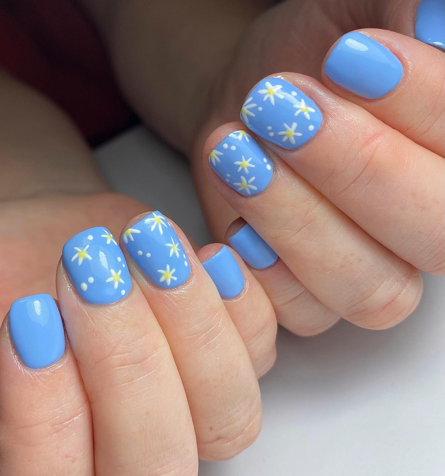 blue daisy nails
