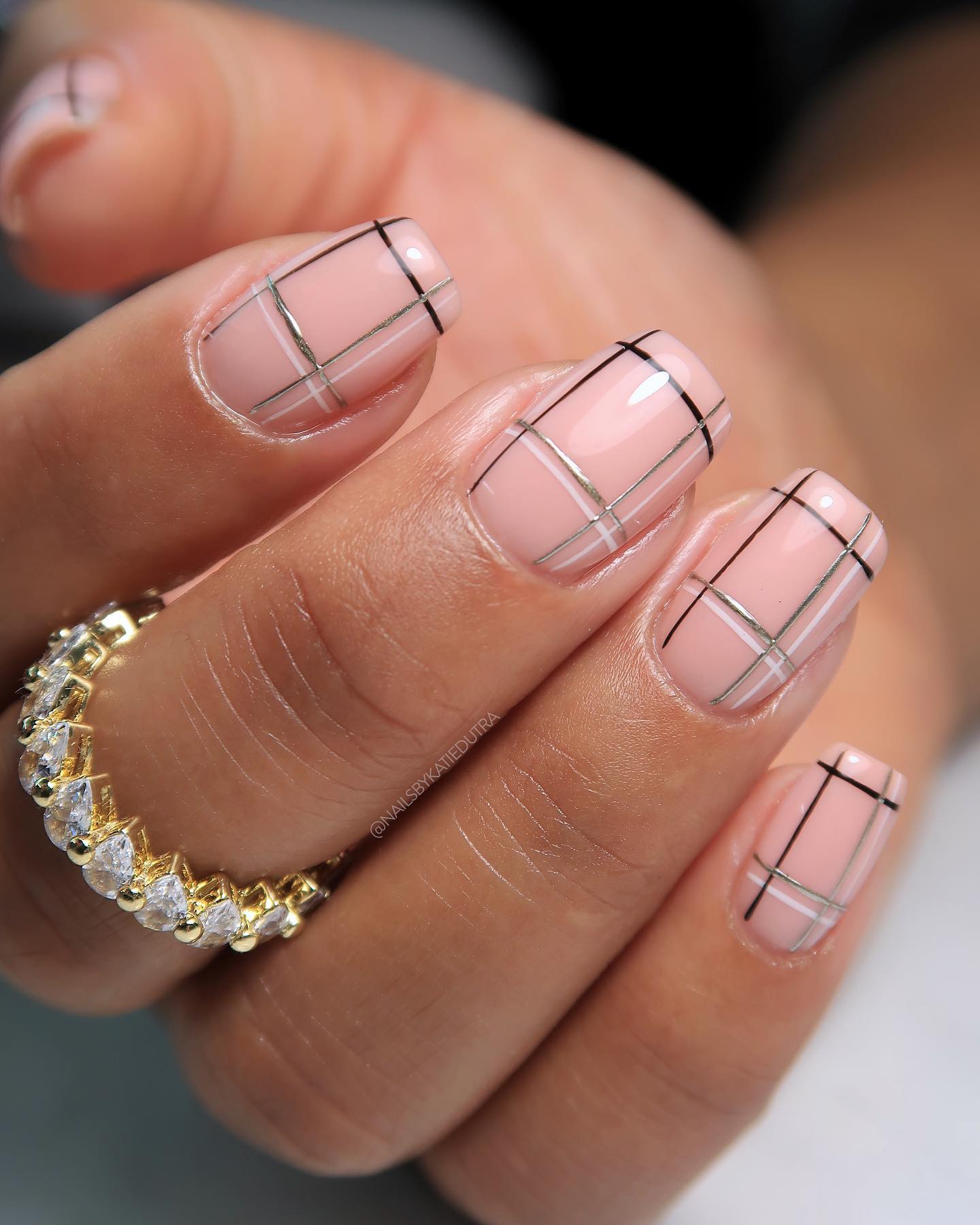 28. Minimalist Plaid