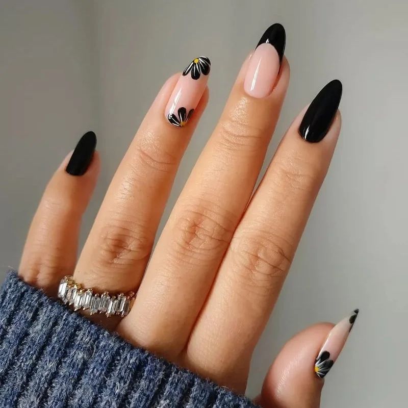 40. Elegant Black Manicure