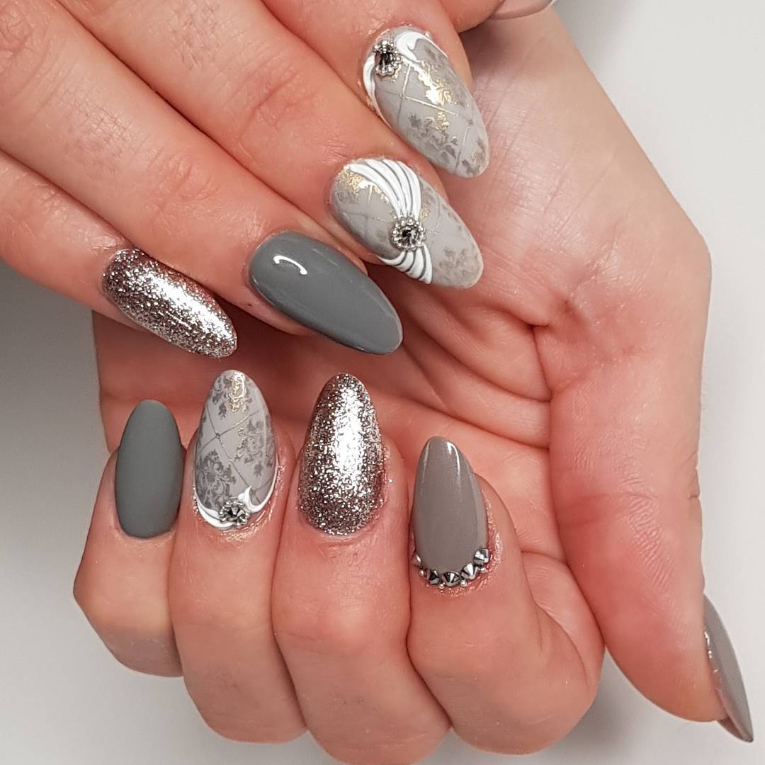 40. Eye-Catching Gray Nails