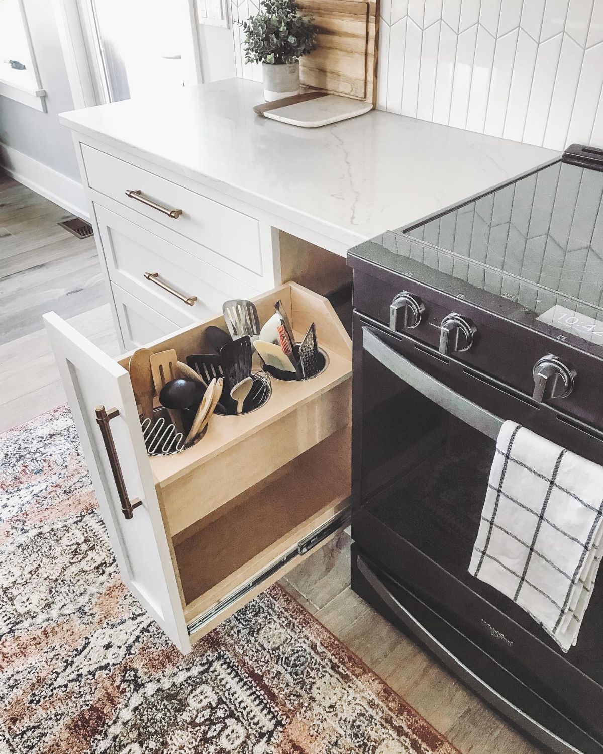Pull Out Utensil Storage