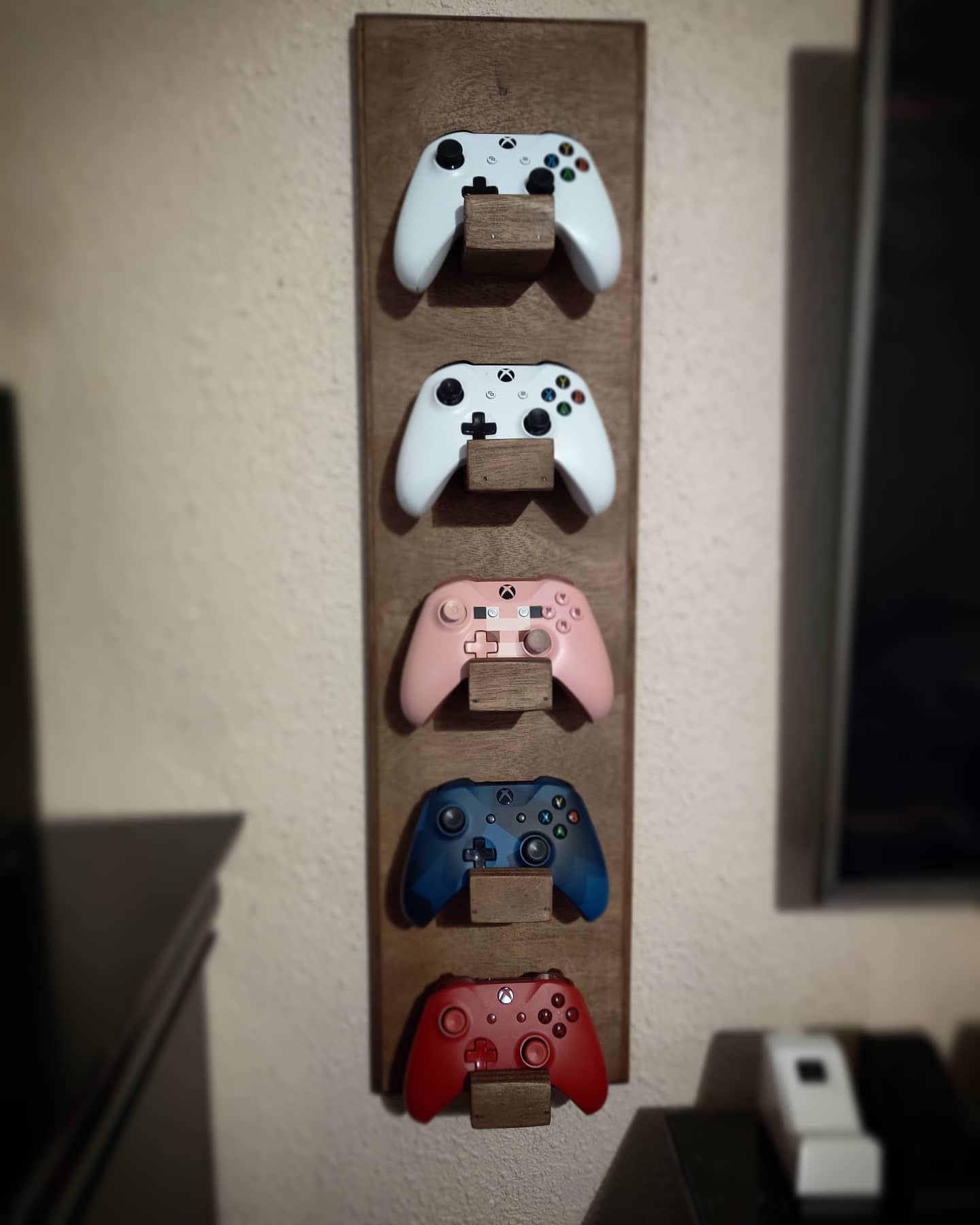 8. Controller Hanger