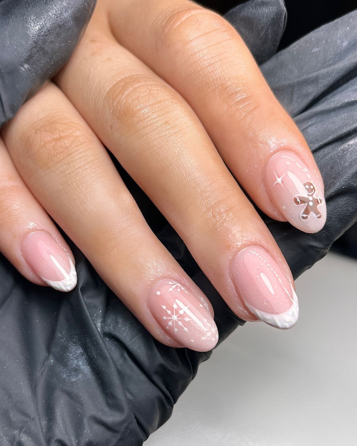 21. Gingerbread accent nail